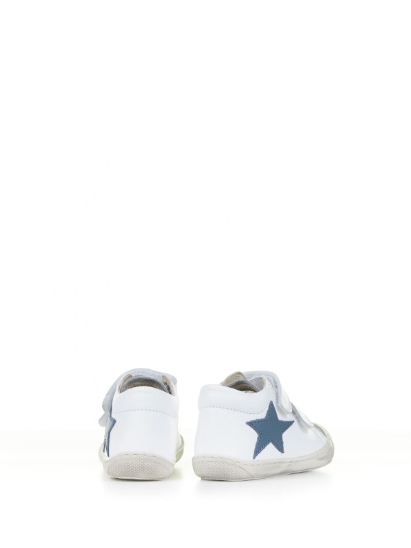 Leather sneaker with star