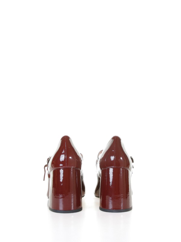 Décolleté red leather strap