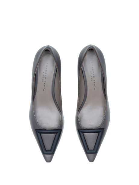 Grey leather décolleté with accessory