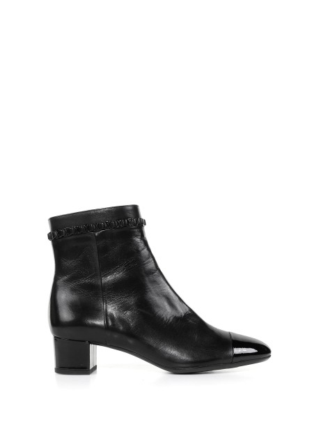 Ankle boot in leather