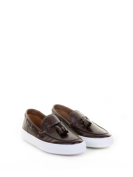 Leather moccasin with tassels and contrasting sole