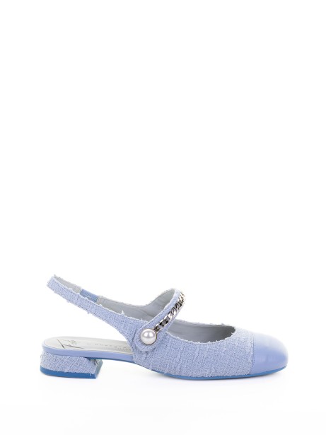 Décolleté slingback azzurro in bouclè con cinturino