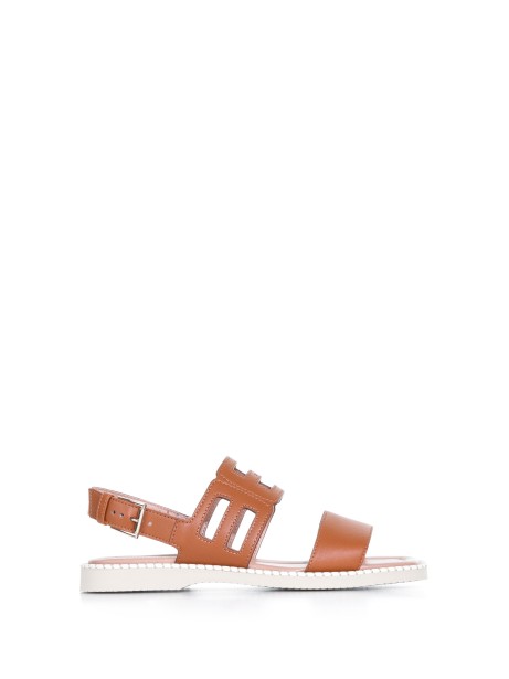 Leather sandals with buckle