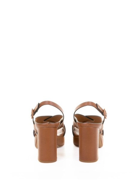 Sandalo incrocio in pelle colore cuoio