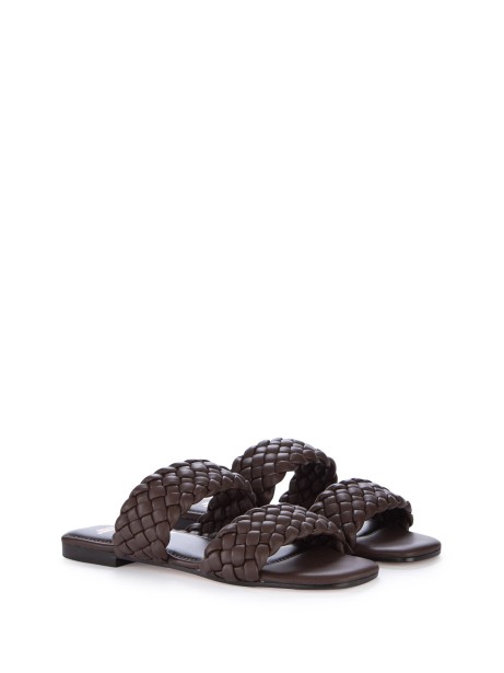 Ciabatta marrone in pelle intrecciata