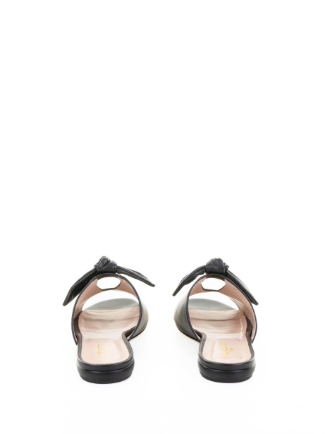 Ciabatta nera annodata in nappa