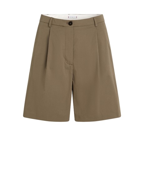 Shorts with pleats on the front