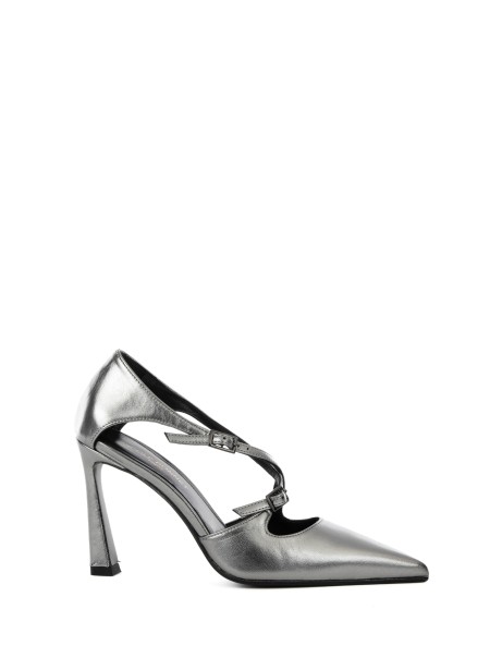 Décolleté in laminated leather