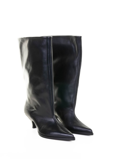 Black leather boot with rubber sole 2