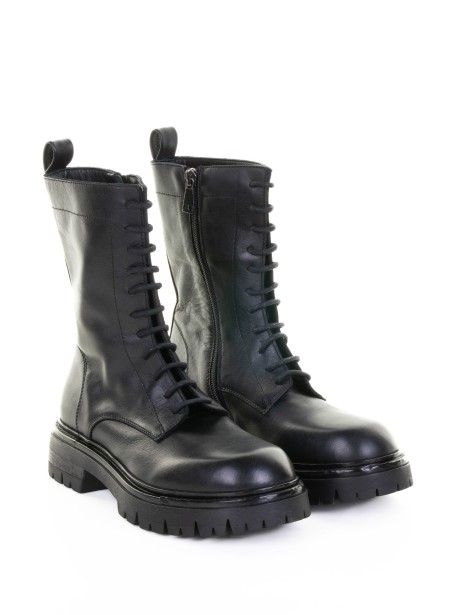 Biker nero in pelle con lacci