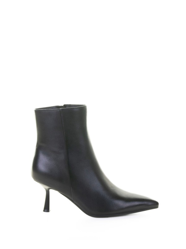 Stivaletto nero in pelle Stivaletto nero in pelle