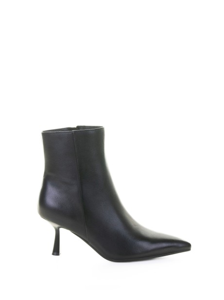 Stivaletto nero in pelle Stivaletto nero in pelle