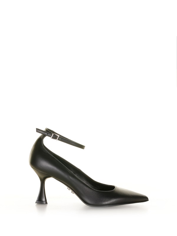 Décolleté in patent leather with strap