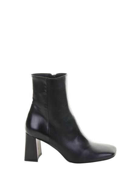 Stivaletto nero in nappa con tacco