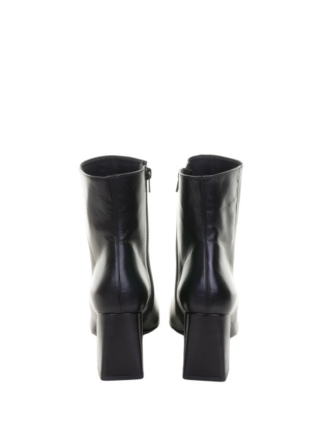 Stivaletto nero in nappa con tacco