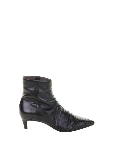 Stivaletto nero in pelle con arricciature