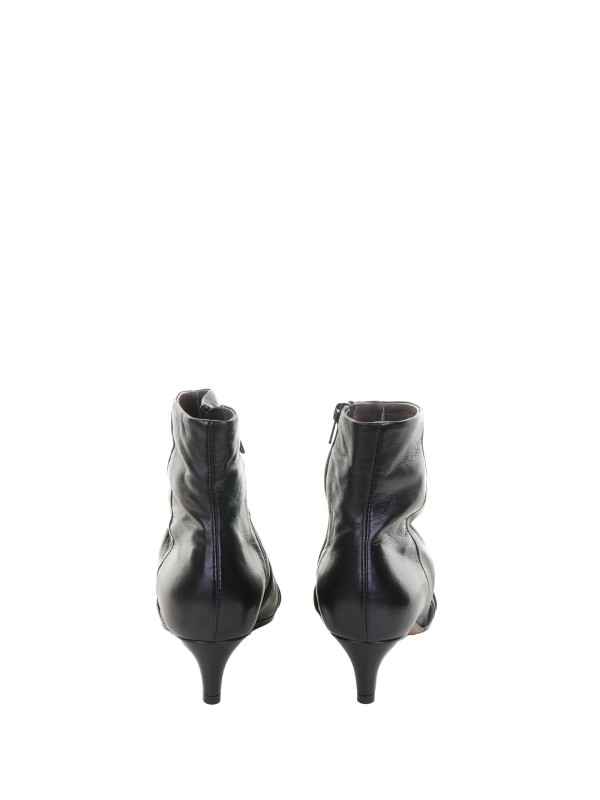 Stivaletto nero in pelle con arricciature