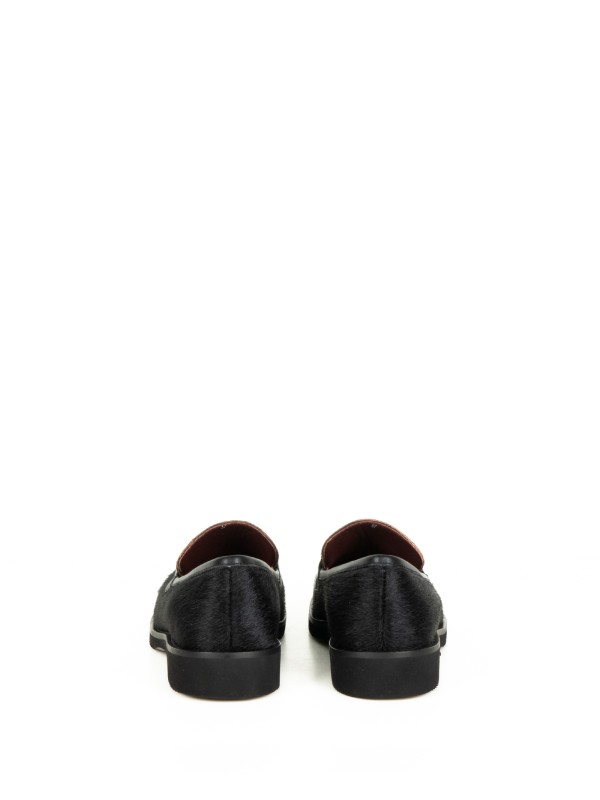 Mocassino pony nero con morsetto