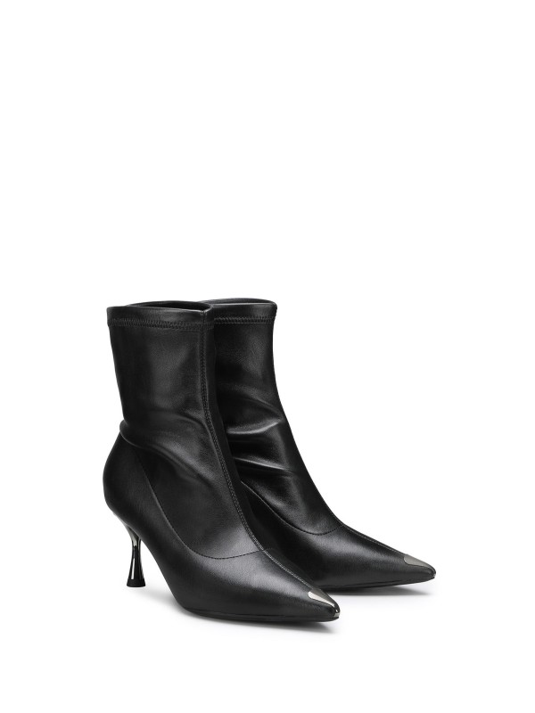 Stivaletto nero in pelle con tacco