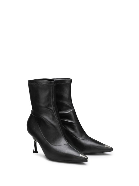 Stivaletto nero in pelle con tacco