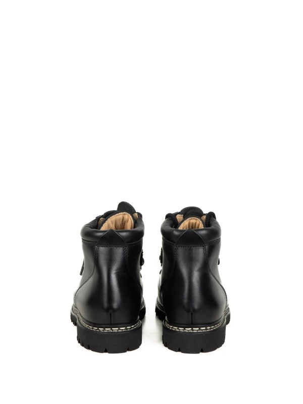 Polacco nero con fodera in pelle e punta arrotondata