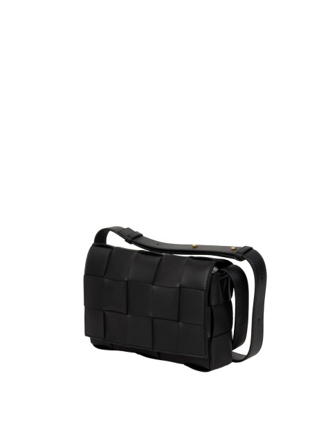 Borsa a tracolla Cassette in pelle nera di Bottega Veneta