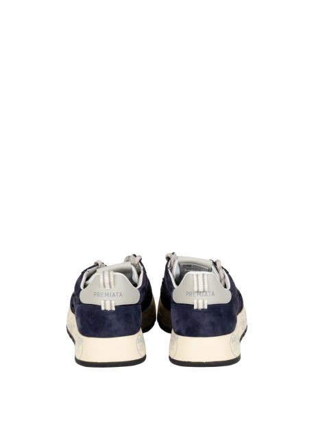 Sneaker in pelle traforata blu navy con dettagli in suede