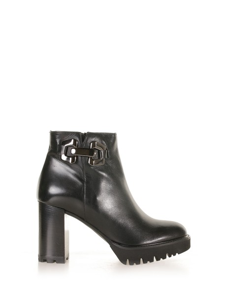 Leather ankle boot with accessory