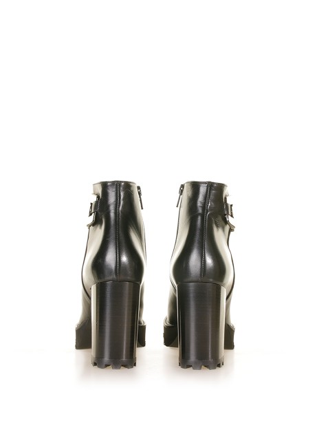 Leather ankle boot with accessory