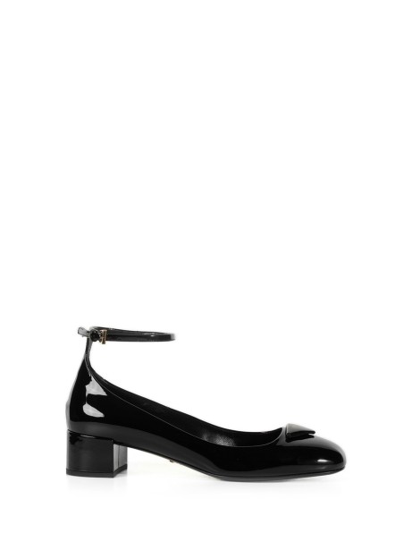 Leather pumps with logo and strap