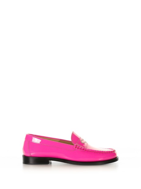 Loafer in fluorescent pink patent leather