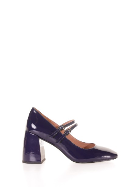 Pumps with purple leather strap
