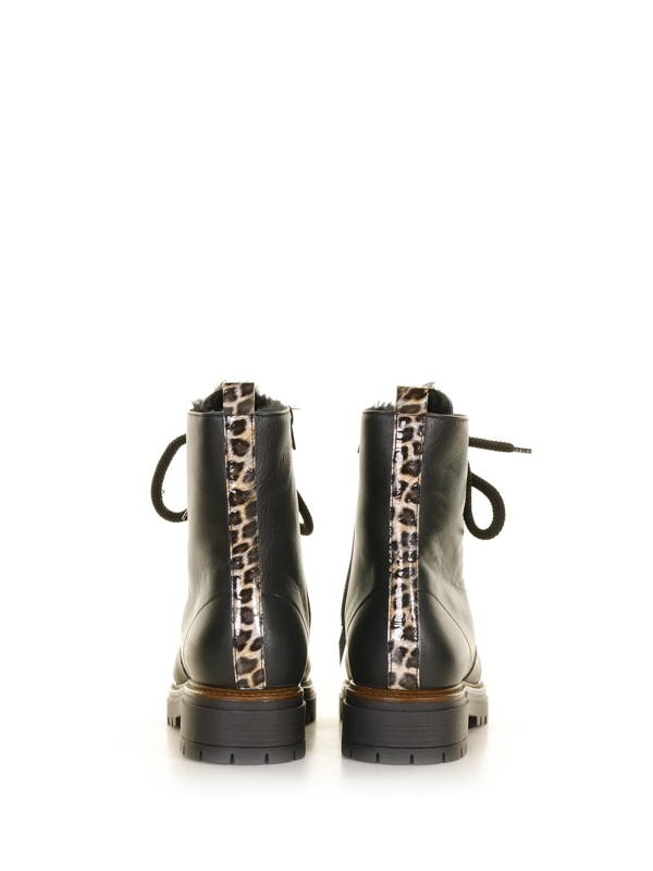 Leather ankle boot with laces