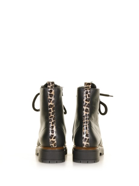Leather ankle boot with laces