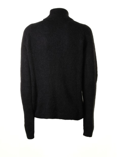 Turtleneck with long sleeves in black 2