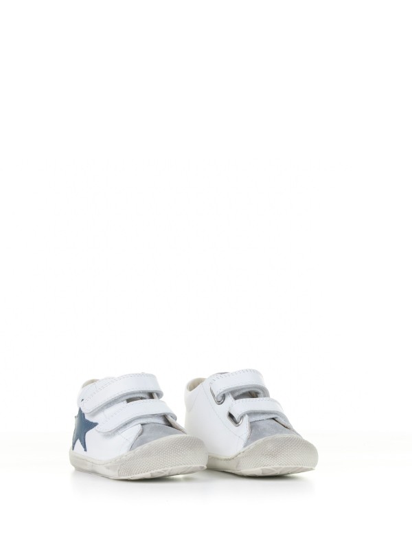 Leather sneaker with star