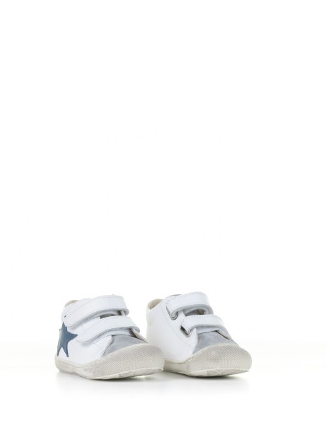 Leather sneaker with star