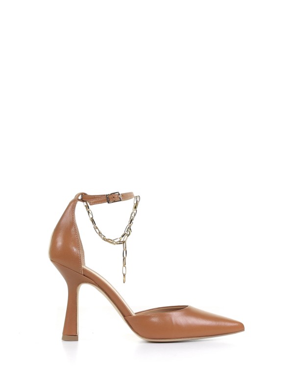 Decolletel with chain detail Decolletel with chain detail