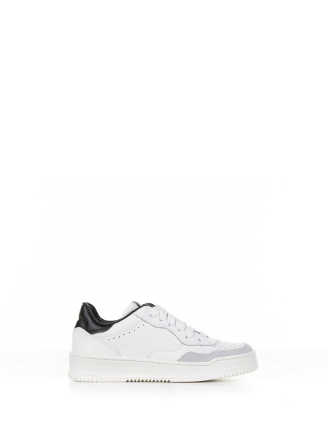Sneaker bianca in pelle con tallone nero Sneaker bianca in pelle con tallone nero