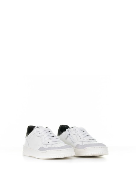 Sneaker bianca in pelle con tallone nero
