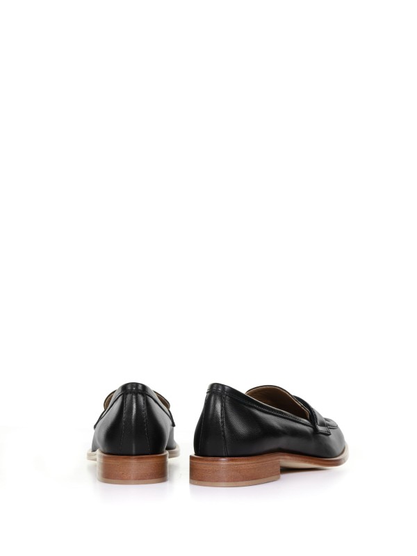Loafers with contrasting sole