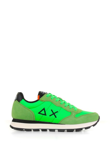 Sneaker with contrasting side logo