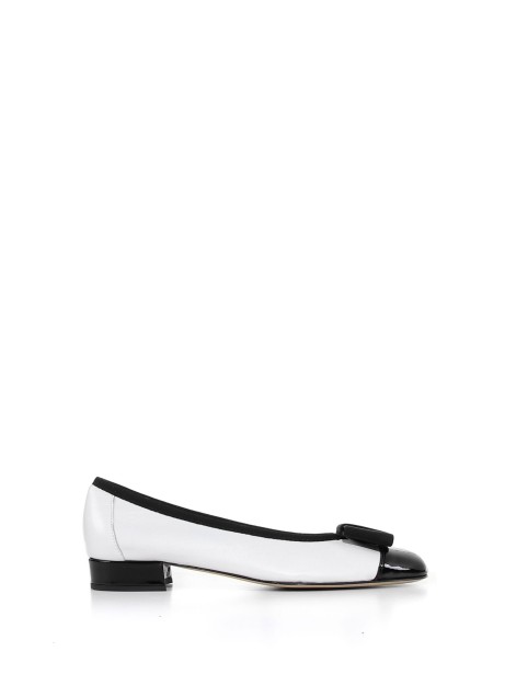 Ballerina shoes with patent leather details