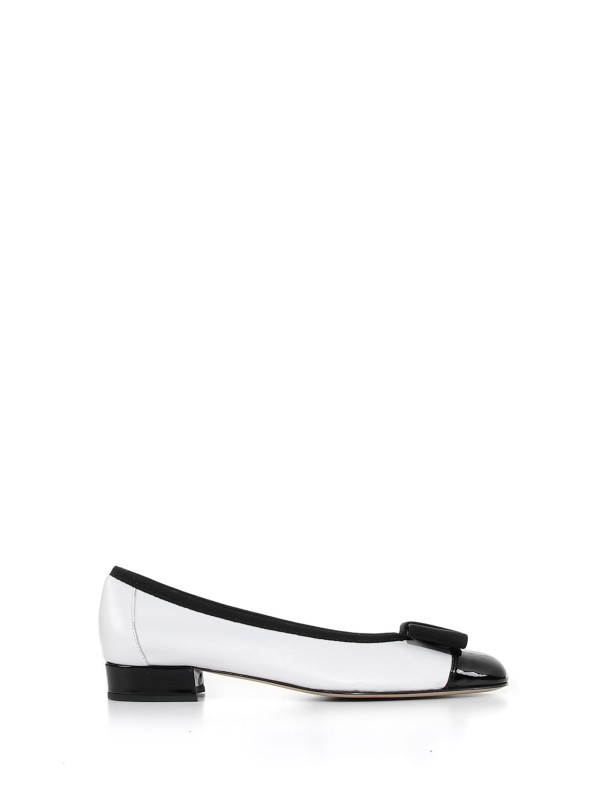 Ballerina shoes with patent leather details Ballerina shoes with patent leather details