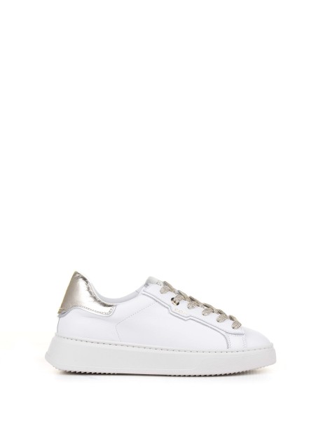 White sneaker with laminated leather heel