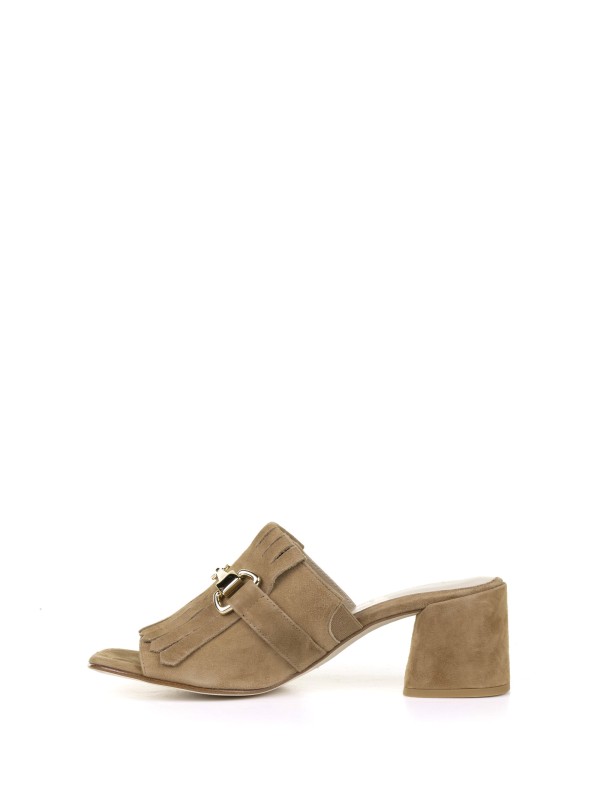 Ciabatta in suede con tacco e morsetto