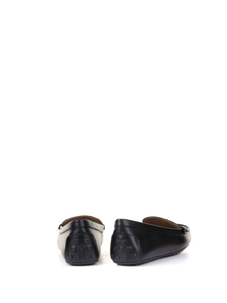 Mocassino gommino nero in pelle con placca logo