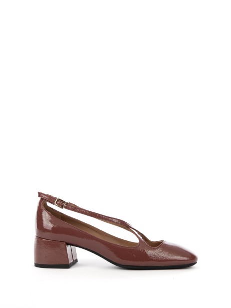 Actress strap pump in burgundy naplak