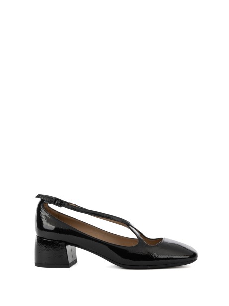 Actress strap pumps in black naplak