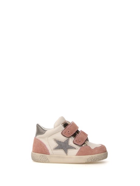 Sneaker for girls with tears